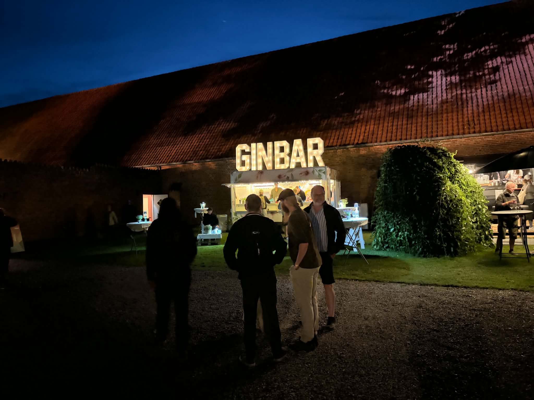 Gin Lounge og den oplyste ginbar ved et aftenarrangement med gæster